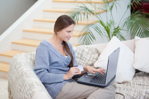 Mulheres sentadas em um sofá usando um laptop — Fotografia de Stock