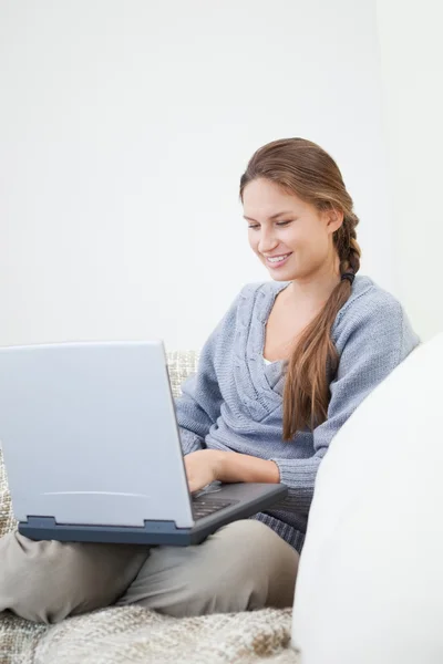 Mulheres sentadas enquanto usam um laptop — Fotografia de Stock