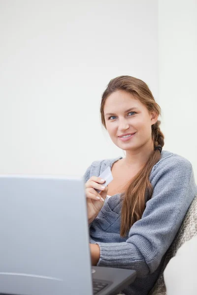 Mulher sentada enquanto usa seu computador tablet — Fotografia de Stock