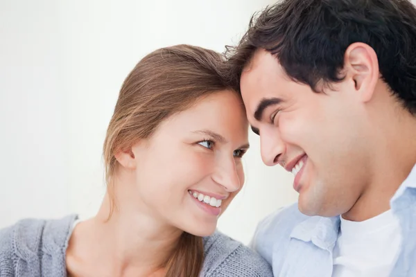 Couple souriant tout en touchant le front — Photo