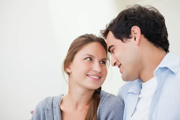 Pareja sonriendo mientras se abrazan —  Fotos de Stock