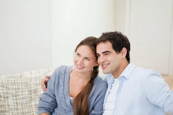 Paar lächelt, während es sich umarmt — Stockfoto