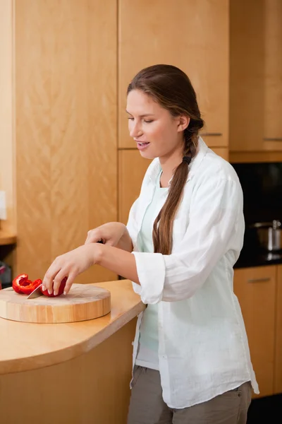 Vrouw snijden een peper — Stockfoto