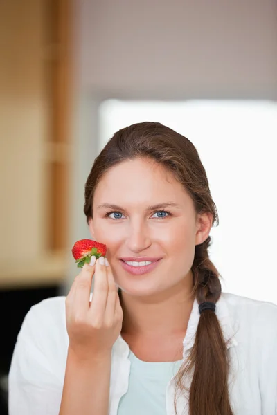 Mulher comendo um morango — Fotografia de Stock