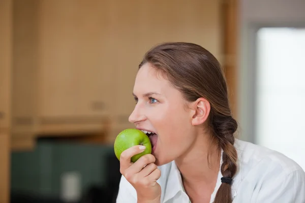 Vrouw die een appel eet — Stockfoto