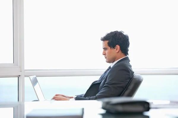 Hombre escribiendo en un ordenador —  Fotos de Stock