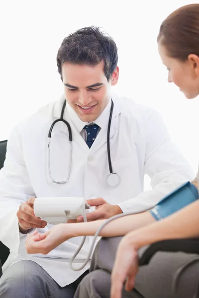 Médico auscultando a un paciente — Foto de Stock