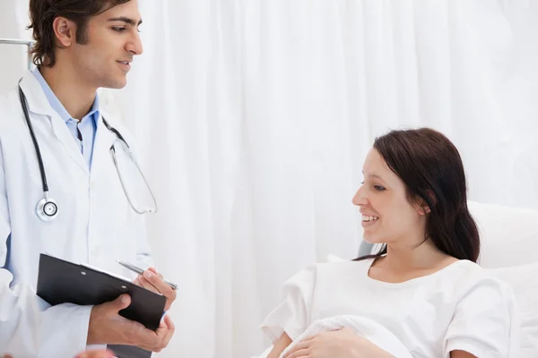 Patient lächelt im Gespräch mit einem Arzt — Stockfoto