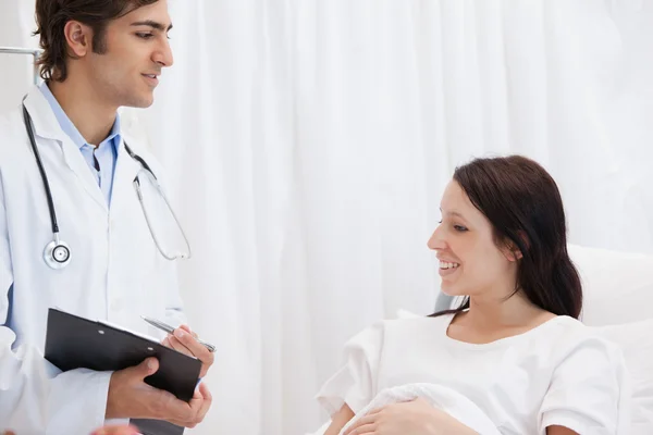 Patient souriant en parlant à un médecin — Photo