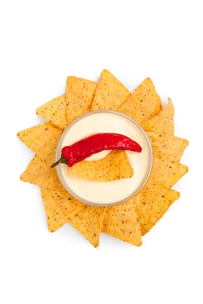 Peppar och nacho doppad i en skål som omges av nachos — Stockfoto