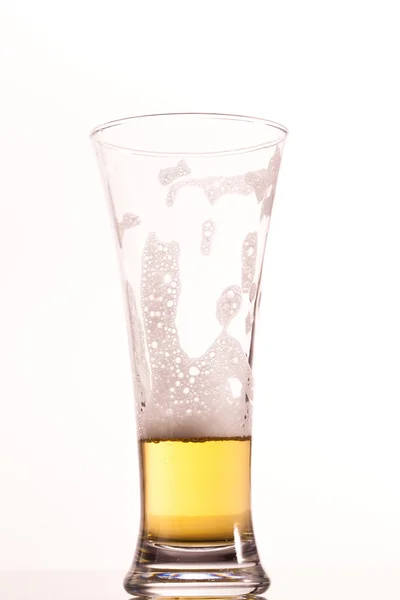 Un vaso de cerveza casi vacío — Foto de Stock