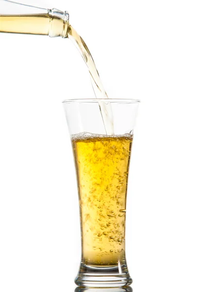 Copo de cerveja sendo derramado de uma garrafa — Fotografia de Stock