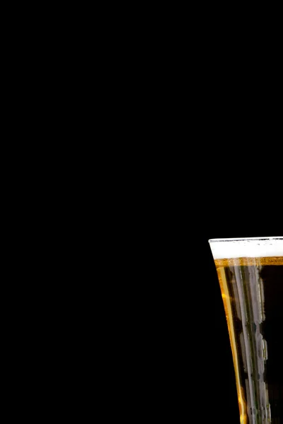 Pohár tele a hab és a sör — Stock Fotó
