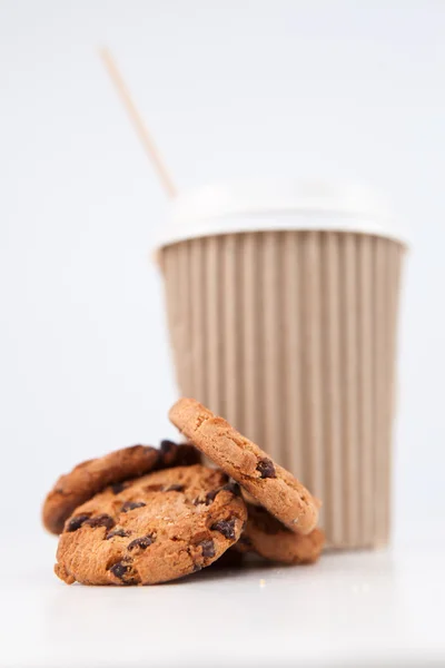 Sušenky a šálek kávy se umístil společně — Stock fotografie
