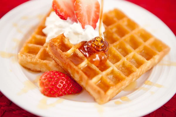 Waffles with whipped cream and strawberries — Stock Photo, Image