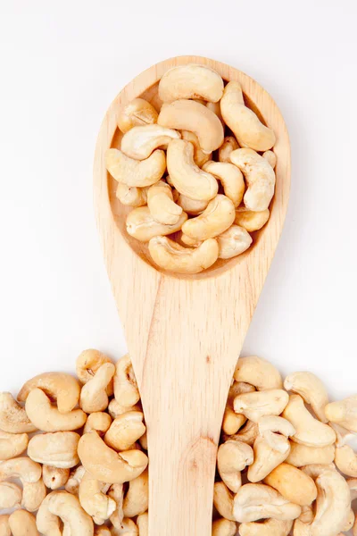 Träsked med cashewnötter — Stockfoto