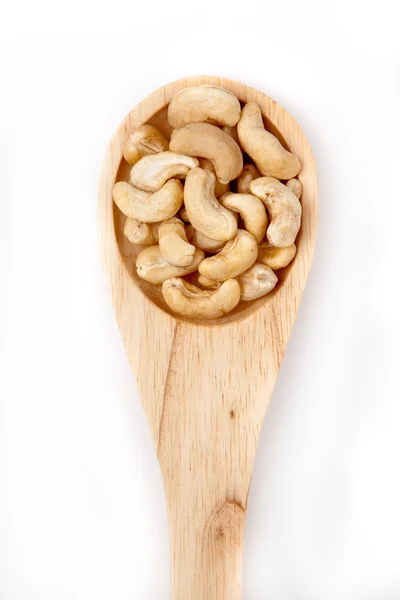 Träsked med cashewnötter — Stockfoto