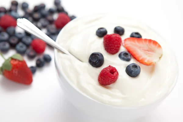 Schüssel Sahne mit frischen Beeren — Stockfoto