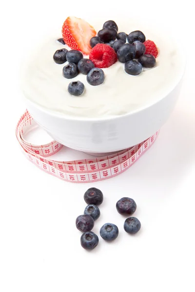 Beeren-Sahne in einer Schüssel mit einem Maßband — Stockfoto