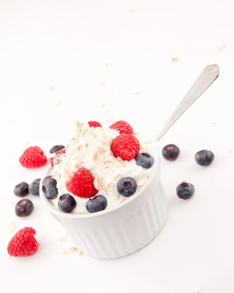 Mezcla de crema batida con bayas y cuchara — Foto de Stock