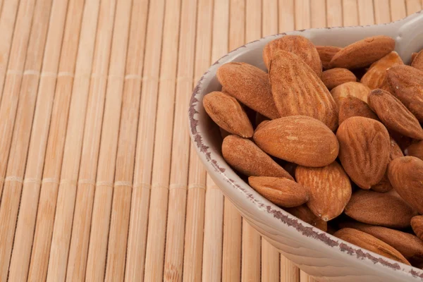 Almendras asadas en tazón —  Fotos de Stock