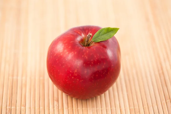 Apfel auf einer Tischdecke — Stockfoto