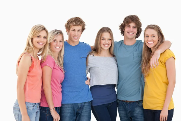 Bir grup gülümseyen ve birbirlerine holding — Stok fotoğraf