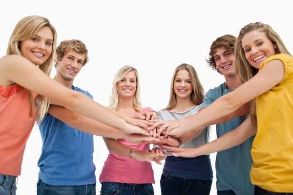 Plan à angle bas d'amis souriant et regardant la caméra Images De Stock Libres De Droits