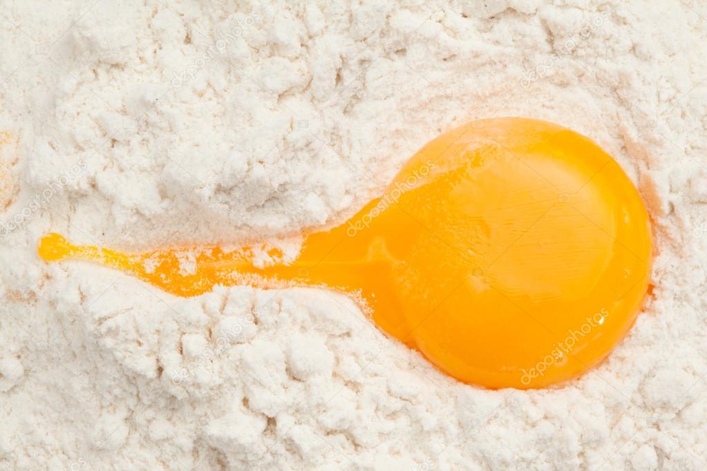 egg yolk on the flour |图库照片08wavebreakmedia#13968006
