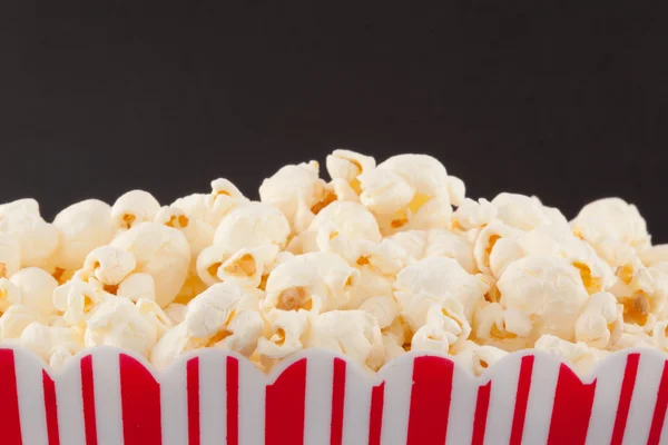 Close up van een top van een doos vol met pop corn — Stockfoto