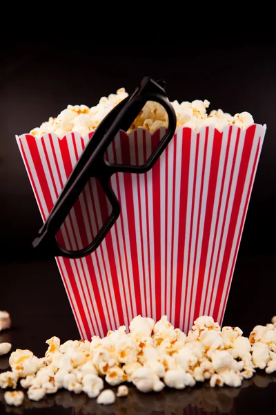 3D brýle na krabici plnou popcornu — Stock fotografie