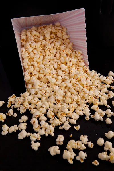 Bir kutudan düşen birçok pop corn — Stok fotoğraf