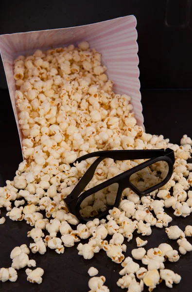 Occhiali 3D su caduta pop corn da una scatola — Foto Stock