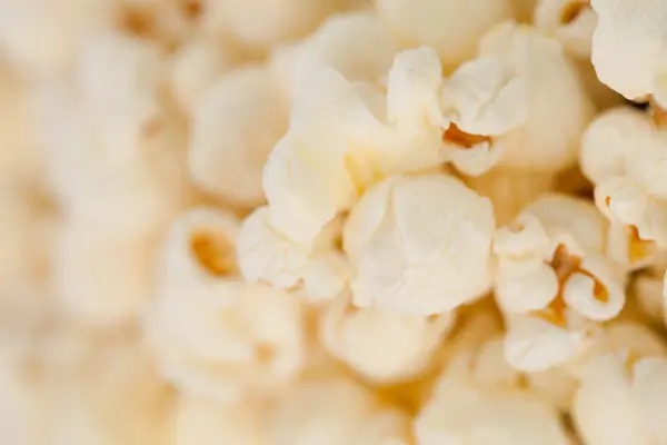 Chiudere su popcorn sfocati — Foto Stock