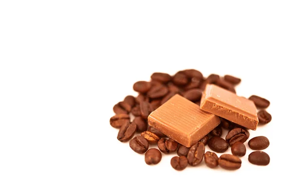 Twee stukken van chocolade op koffie zaden — Stockfoto