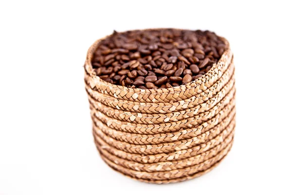 Корзина, полная семян кофе — стоковое фото