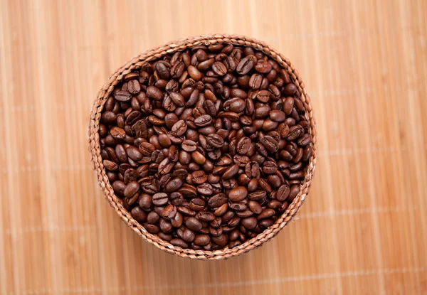 Sementes de café torradas em uma cesta de madeira — Fotografia de Stock