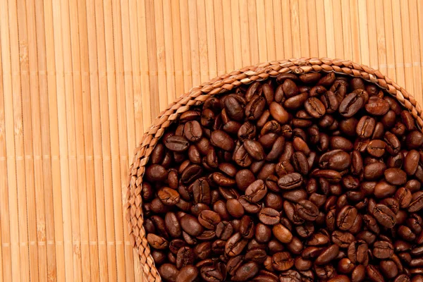 Cesta cheia de grãos de café — Fotografia de Stock