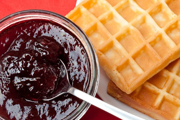 Frukost med våfflor och sylt — Stockfoto