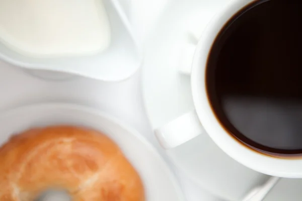 Zwarte koffie met donut — Stockfoto