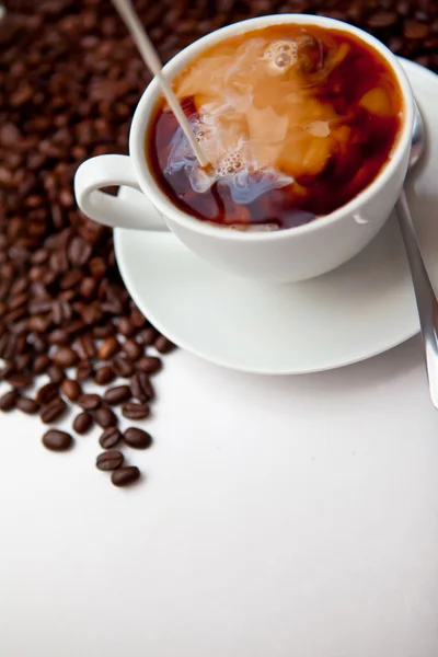 ブラック コーヒー、ミルクと豆 — ストック写真