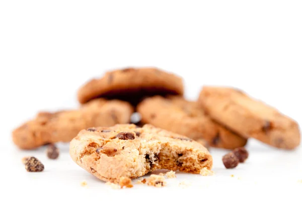 Nakousnuté cookie před hromadu souborů cookie — Stock fotografie