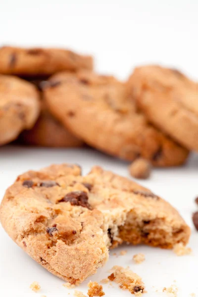 Megkóstolta a cookie, cookie-k egy rakás előtt — Stock Fotó