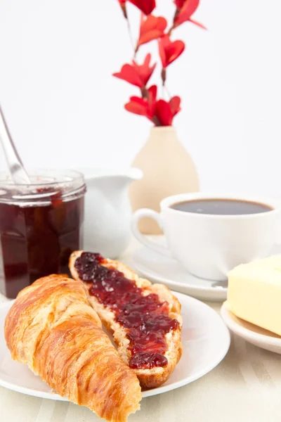 Tischpräsentation mit Croissant-Aufstrich mit Marmelade — Stockfoto