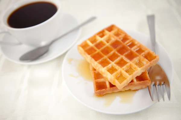 Våfflor placeras nära en kaffekopp — Stockfoto