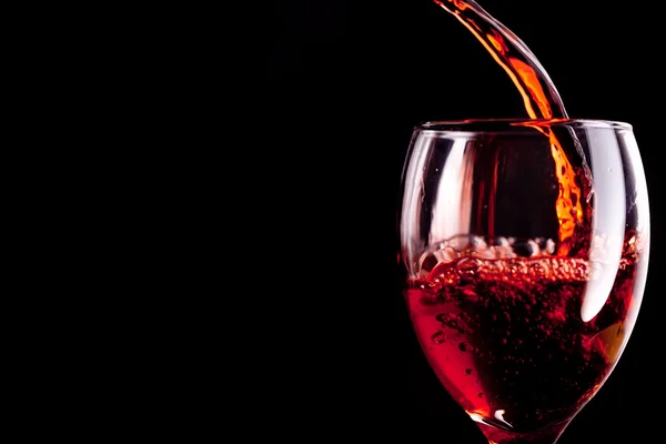 Фужери наповнюється вина — стокове фото