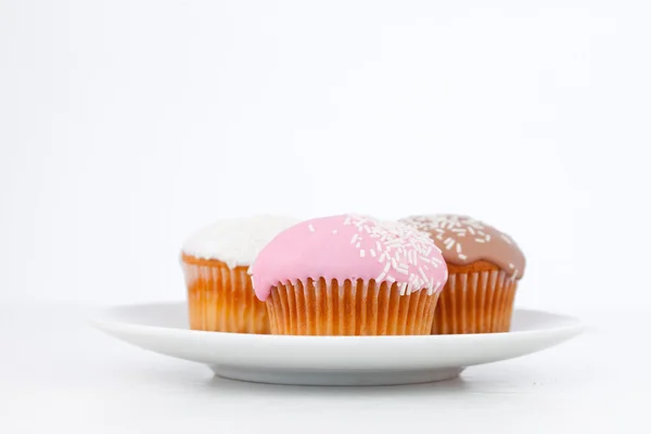 Muffin con zucchero a velo su un piatto bianco — Foto Stock