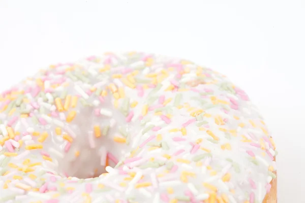 Close-up em donut com açúcar de confeiteiro multi colorido — Fotografia de Stock
