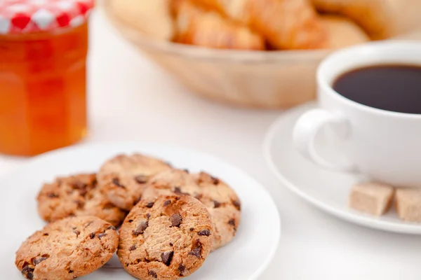 Cookie-k és egy csésze kávé cukor croissant, fehér lemezek — Stock Fotó