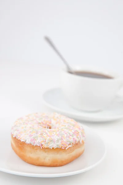 Ringdiagram med multi-färgade florsocker och en kopp kaffe wit — Stockfoto